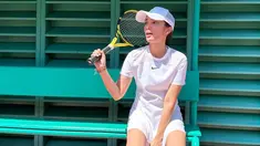 Sepanjang tahun 2022 ini, Ussy Sulistiawaty terbilang begitu aktif berolahraga. Bahkan, kini dirinya juga sering terlihat bermain tenis dengan para sahabat. (Liputan6.com/IG/@ussypratama)