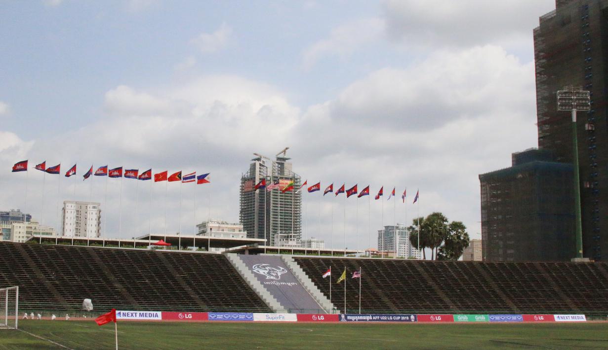 Suasana tampak dalam dari Stadion National Olympic di Phnom Penh, Rabu (20/2). Stadion ini menjadi salah satu venue yang menggelar laga Piala AFF U-22 2019. (Bola.com/Zulfirdaus Harahap)