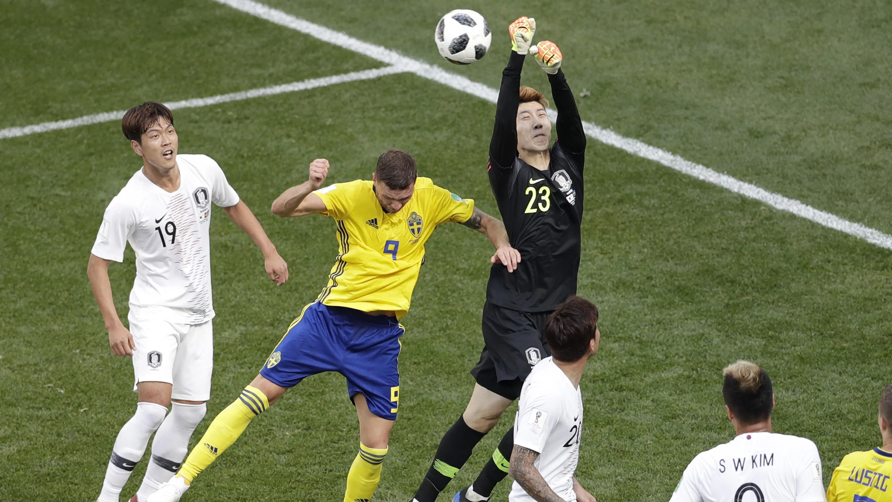 Aksi kiper Korea Selatan,  Jo Hyun-woo menghalau bola dari jangkauan pemain Swedia pada laga grup E Piala Dunia 2018 di Nizhny Novgorod stadium, Nizhny Novgorod, Rusia, (18/6/2018). Swedia menang 1-0. (AP/Michael Sohn)