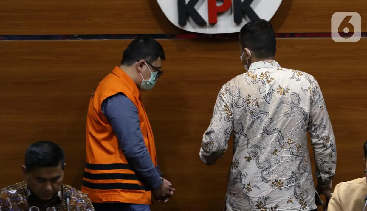 Salah satu tersangka kasus dugaan suap terkait pelaksanaan berbagai proyek infrastruktur di Kabupaten Maberamo Tengah, Papua yang melibatkan Bupati Mamberamo Tengah, Ricky Ham Pagawak saat rilis penahanan di Gedung KPK, Jakarta, Kamis (8/9/2022). Terkait kasus tersebut, KPK menahan Dirut PT Bina Karya Raya, Simon Pampang dan Jusie Andra Pribadi Pampang (Direktur PT Bumi Abadi Perkasa). (Liputan6.com/Helmi Fithriansyah)