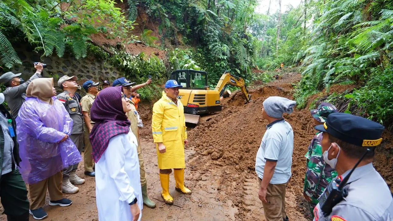 Pengerukan material longsor di Erek-Erek Ijen Banyuwangi. (Hermawan/Liputan6.com)