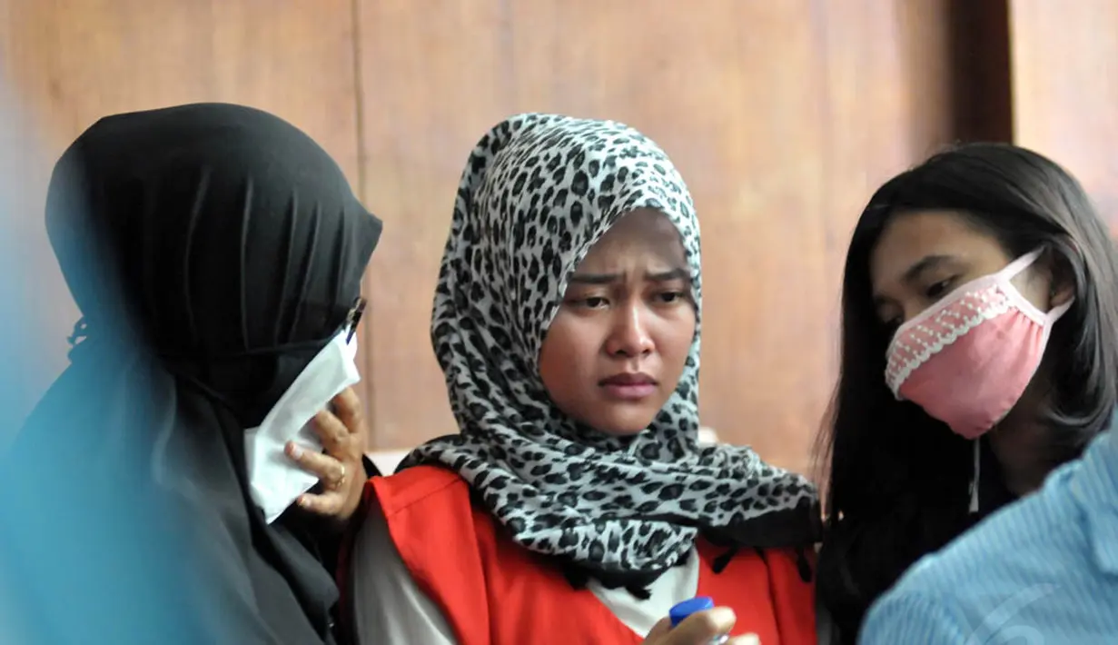 Assyifa Ramadhani tampak duduk bersebelahan dengan ibu dan adiknya di Pengadilan Negeri Jakarta Pusat, (7/10/14). (Liputan6.com/Panji Diksana)  