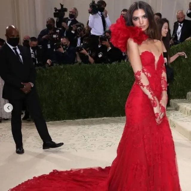 Emily Ratajkowski di Met Gala 2021