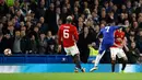 Gelandang Chelsea, N'Golo Kante (kedua kanan) mencetak gol ke gawang Manchester United (MU) dalam perempat final Piala FA di Stadion Stamford Bridge, Senin (13/3). Chelsea lolos ke semifinal Piala FA setelah menang 1-0 atas MU. (AP Photo/Frank Augstein)