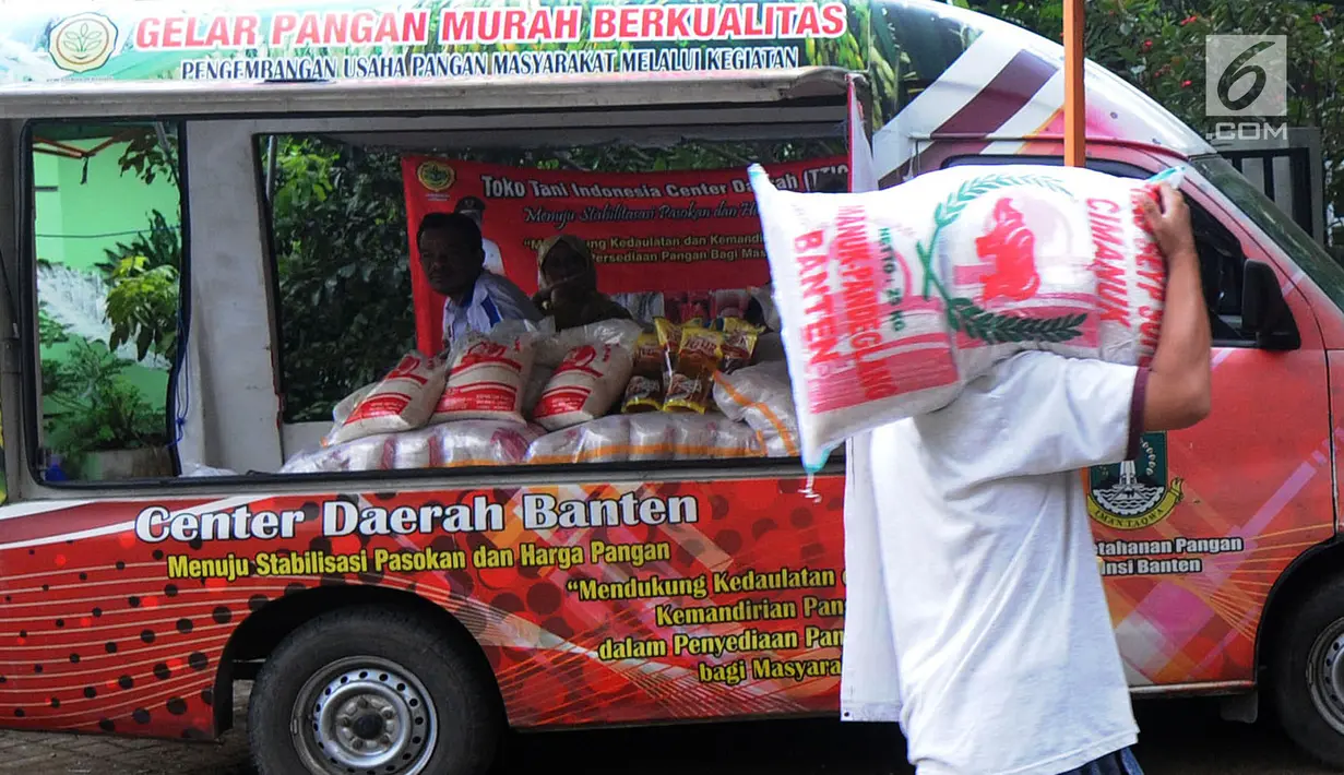 Warga melakukukan aktifitas jual beli saat kegiatan Bazar Ramadan di pelataran kantor DKPPP, BSD, Mekar Jaya, Serpong pada Rabu (15/5/2019). Bazar ini diadakalan oleh Dinas Ketahanan Pangan, Pertanian dan Perikanan (DKPPP) Tangerang Selatan selama tiga hari. (merdeka.com/Arie Basuki)