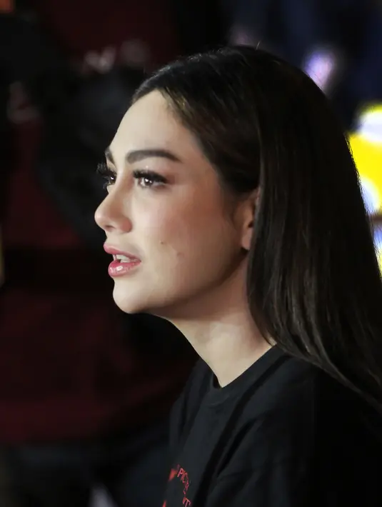 Sempat tertinggal beberapa jam, akhirnya senyum Celine terlihat di dalam gedung sinema CGV. Saat perilisan poster dan teaser film Sosok Ketiga yang berlangsung pada Kamis (13/4/2023) di Grand Indonesia, Jakarta. [Foto; Bambang E Ros/Fimela.com]