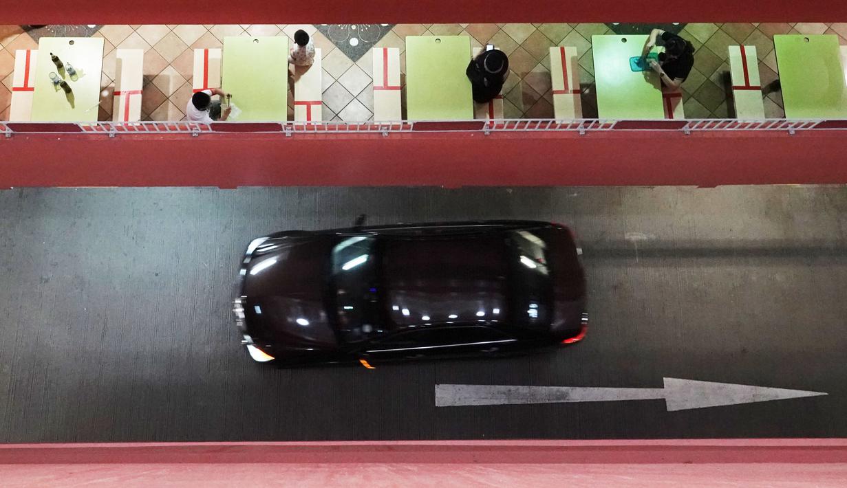 Pusat jajanan menerapkan langkah social distancing atau jaga jarak sosial dengan memasang pita perekat merah di area tempat duduk di wilayah Bugis Singapura pada 28 Maret 2020. Pemerintah Singapura akan memenjarakan warga yang melanggar aturan jarak aman sejauh 1 meter. (Xinhua/Then Chih Wey)