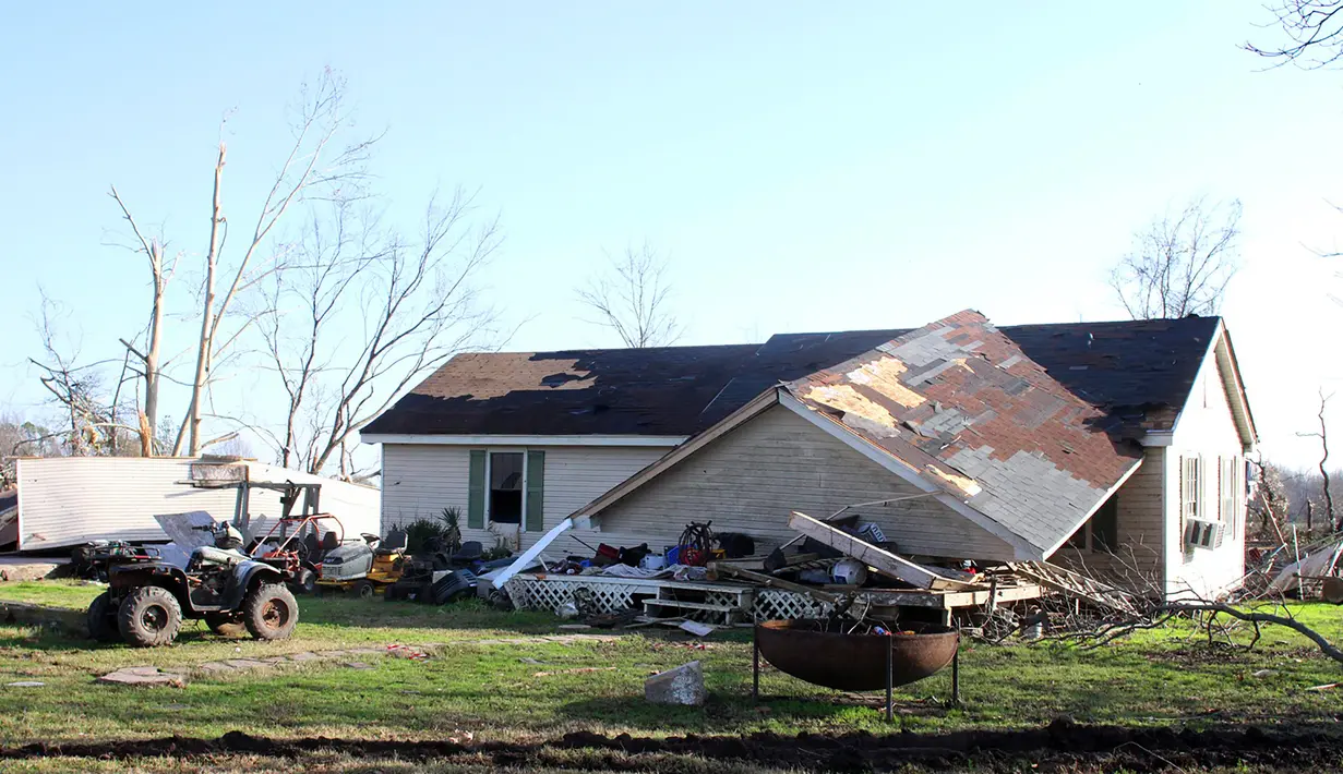 Sebuah rumah tampak rusak parah setelah tornado menghantam Clarksdale, Mississipi, Kamis (24/12). Badai tornado menerjang wilayah Amerika Serikat bagian selatan dan menewaskan 11 orang.  (REUTERS/ Justin A. Shaw)