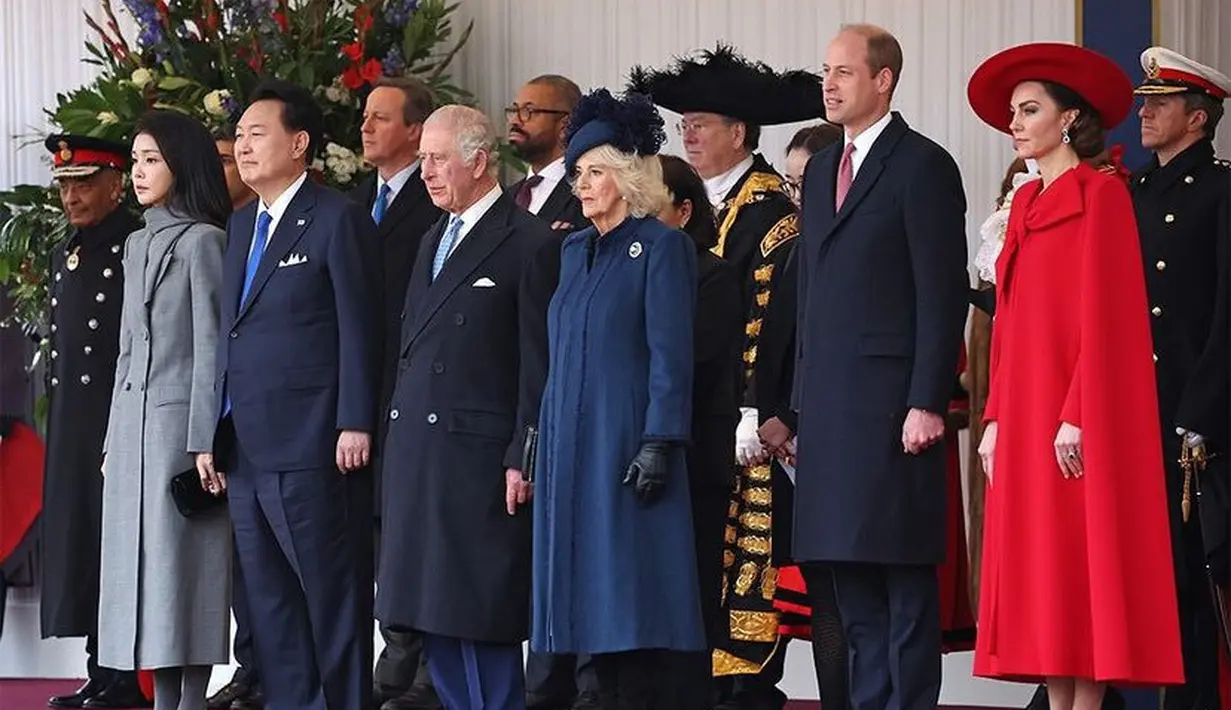 <p>Ibu Negara Korea, Kim Keon Hee disambut oleh Kate Middleton sebagai Putri Wales. Keduanya pun tampil dengan busana formal musim dingin. Kim Keon Hee mengenakan dress model blazer panjang abu-abu serasi dengan turtle neck sebagai inner dan kaos kakinya. [@theroyalfamily]</p>