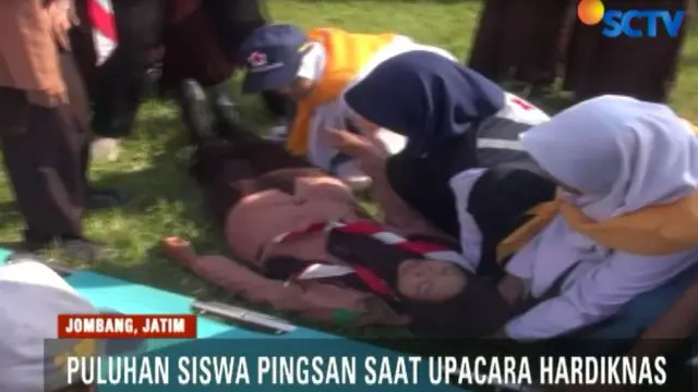 Para korban mengaku tidak kuat berdiri dan jatuh pingsan karena cuaca yang panas.