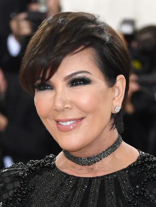Tak hanya Kris Jenner, ketiga saudara Kim Kardashian juga melakukan hal yang sama dengan ibunya. Lewat unggahan di media sosial, mereka membuat ucapan yang sangat manis untuk Kim di hari ulang tahunnya. (AFP/Bintang.com)