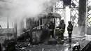 Tim penyelamat Ukraina bekerja untuk memadamkan api di sebuah terminal bus listrik setelah serangan pesawat tak berawak di Kharkiv pada 30 Mei 2025, di tengah-tengah invasi Rusia ke Ukraina. (SERGEY BOBOK/AFP)