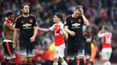 Pemain Manchester United Bastian Schweinsteiger dan Daley Blind terlihat murung usai kalah pada Laga lanjutan Liga Premier Inggris antara Arsenal vs Manchester United di Emirates Stadium. Minggu (04/10/2015). Arsenal menang 3-0. (Reuters / Dylan Martinez)