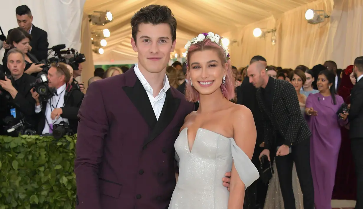 Shawn Mendes sepertinya menertawakan pemberitaan yang mengatakan ia dan Hailey  resmi mengumumkan pacaran di Met Gala 2018. (NEILSON BARNARD  GETTY IMAGES NORTH AMERICA  AFP)