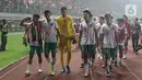 Pemain Timnas Indonesia U-19 mengitari lapangan menyapa suporter usai laga terakhir penyisihan grup A Piala AFF U-19 2022 melawan Myanmar U-19 di Stadion Patriot Candrabhaga, Bekasi, Jawa Barat, Minggu (10/7/2022). Timnas Indonesia U-19 gagal melaju ke semifinal meski berhasil menundukkan Myanmar U-19 dengan skor 5-1. (Liputan6.com/Helmi Fithriansyah)