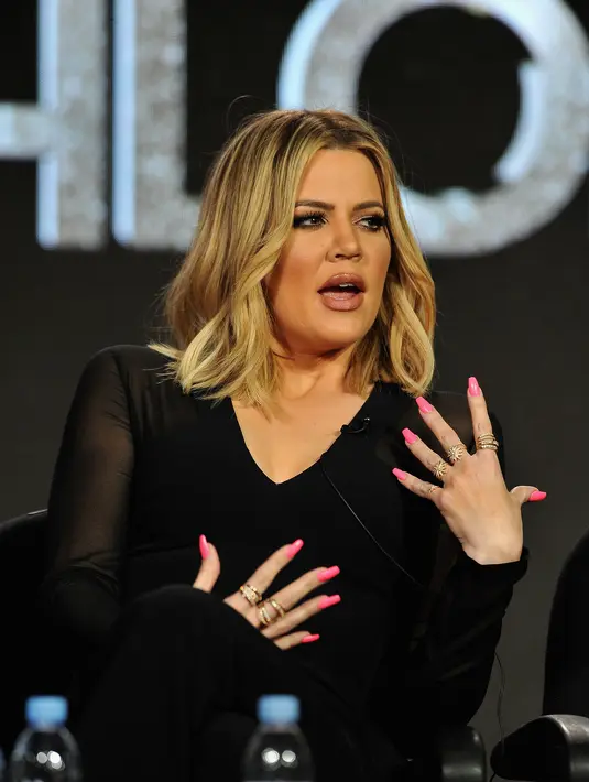 "Suatu ketika diriku melakukan pemotretan bersama Kim dan Kourtney, alangkah kesalnya ketika diriku merasa di asingkan oleh koreografer dan fotografer," sambung Khloe. (AFP/Bintang.com)