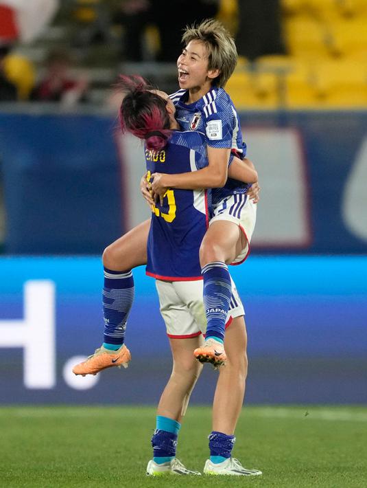 <p>Hasilnya, Jepang menyikat habis Spanyol sementara Zambia tak memberi Kosta Rika ampun secuil pun. (AP Photo/John Cowpland)</p>