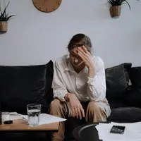 Temukan perbedaan antara kelelahan biasa dan burnout untuk menentukan kapan tubuh benar-benar membutuhkan istirahat total. [Dok/Pexels.com/Ron Lach].