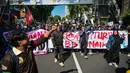 Mahasiswa dari Badan Eksekutif Mahasiswa (BEM) Univeristas Airlangga, BEM Seluruh Indonesia (SI) dan Aliansi BEM Surabaya (ABS) berunjuk rasa menentang kenaikan harga Bahan Bakar Minyak (BBM) non-subsidi dan program Makan Siang Gratis (MBG) di Surabaya, Jawa Timur, Rabu 17 Juni 2026. (JUNI KRISWANTO/AFP)