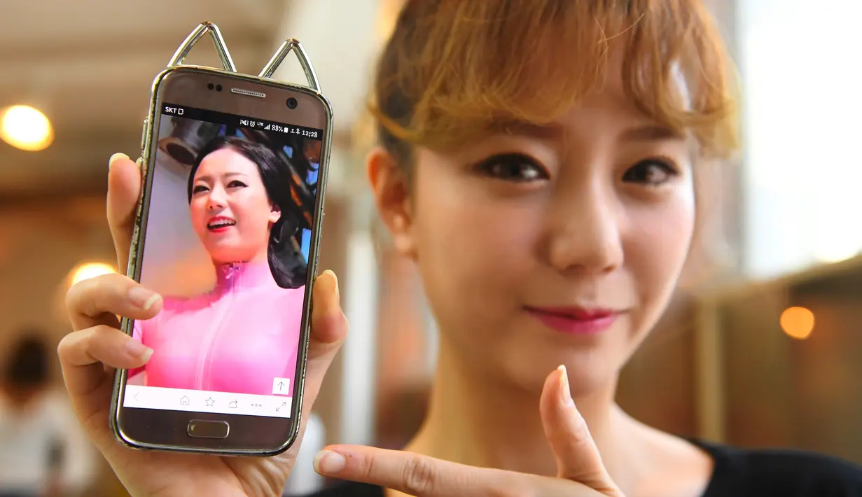 Personel girlband Six Bomb, Hong Hye-Jin atau So-Ah, menunjukkan foto dirinya sebelum menjalani operasi plastik di sebuah salon kecantikan di Seoul, Korsel, 16 Maret 2017. Seul-Bee menjalani operasi plastik pada bagian hidungnya. (YELIM LEE/AFP)