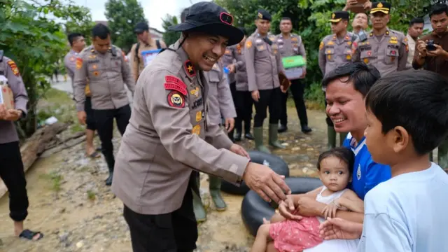 Wakil Kapolda Riau Brigjen Adrianto menyapa anak-anak korban banjir di Kabupaten Kampar.