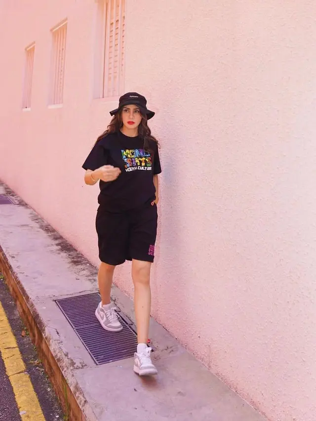 9 Potret Gaya Momo Geisha Liburan di Singapura, Semakin Menawan dengan Outfit Kekinian