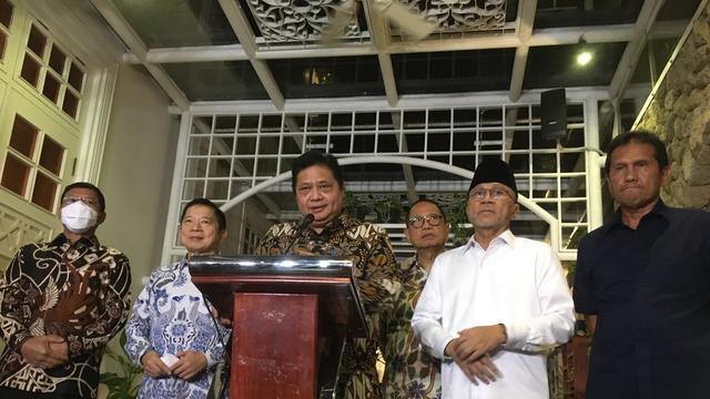 Ketum Partai Golkar Airlangga Hartarto didampingi Ketum PAN Zulkifli Hasan dan Ketum PPP Suharso Monoarfa mengumumkan koalisi parpol untuk Pemilu 2024