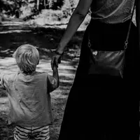 Co-parenting merupakan salah satu solusi parenting bagi anak yang mengalami perceraian orangtua. (Foto: Unsplash/Nienke Burgers)