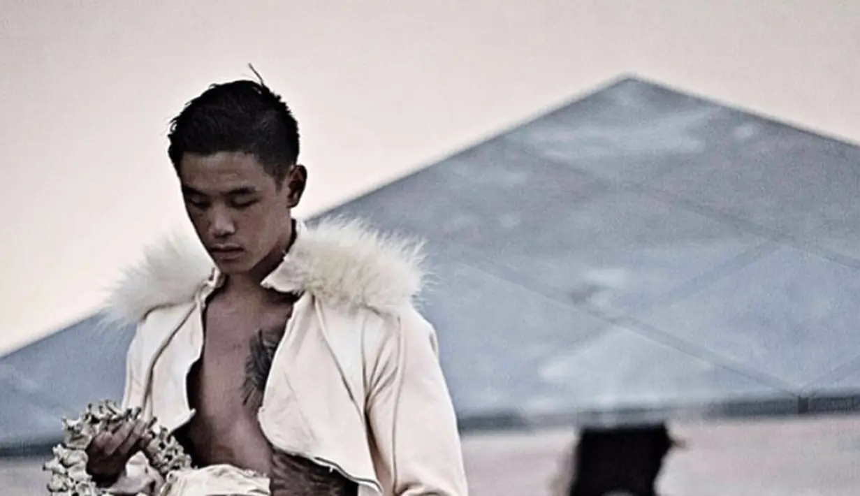 Bulu beruang kutub yang jadi aksen pada jaket kulit domba (Foto: Instagram @byarnoldputra)