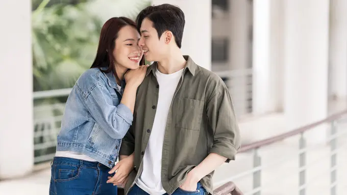 perempuan dan pasangan 13 juli berdua