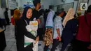Keluarga penerima manfaat (KPM) membawa bantuan sosial pangan beras saat berlangsung penyaluran di kantor Kelurahan Meruyung, Depok, Sabtu  (11/5/2024). (merdeka.com/Arie Basuki)