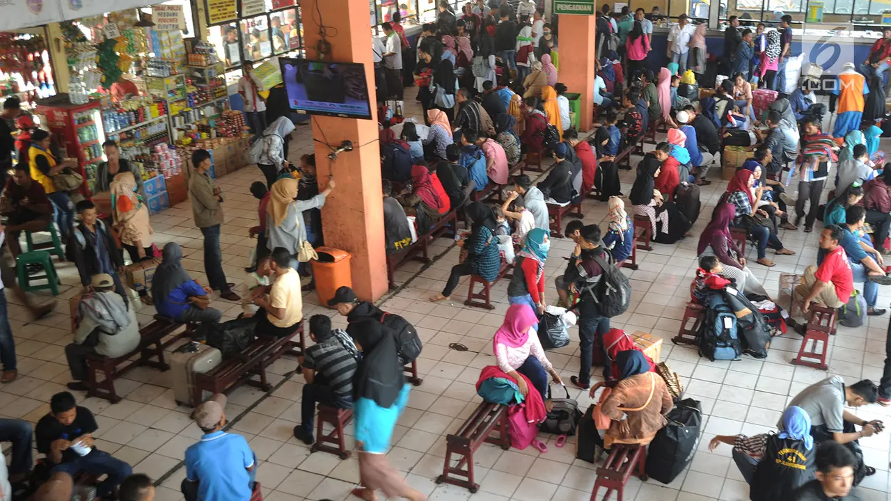 Pemudik Mulai Padati Terminal Kampung Rambutan