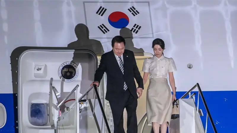 Presiden Korea Selatan Yoon Suk-yeol (kiri) bersama istri Kim Keon Hee (kanan) tiba di terminal VVIP I Bandara I Gusti Ngurah Rai Bali, Minggu (13/11/2022).