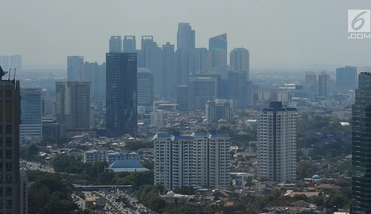 Sejumlah gedung tinggi yang berfungsi sebagai perkantoran dan hunian memenuhi sebagian kawasan ibu kota di kawasan Jakarta, Kamis (2/5/2019). The Skyscraper Center mencatat pertumbuhan gedung tinggi di ibu kota terus meningkat dengan jumlah saat ini mencapai 382 gedung. (Liputan6.com/Angga Yuniar)