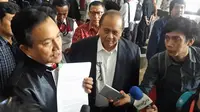 Emir Moeis didampngi yusril Ihza Mahendra mendatangi MK untuk mengajukan uji materi, Kamis (14/9/2017). (Putu Merta Surya Putra/Liputan6.com)