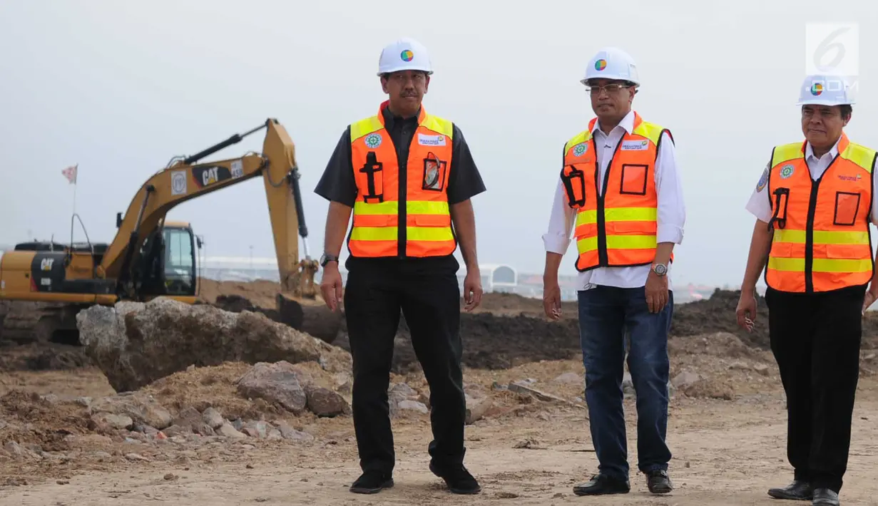 Menhub Budi Karya Sumadi (tengah) didampingi Presdir Angkasa Pura Muhamad Awaludin (kiri) meninjau proyek pembangunan East Connection, Project Runway, dan Apron Cargo di kawasan Bandara Soekarno – Hatta, Banten, Minggu (15/4). (Merdeka.com / Arie Basuki)