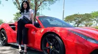 Pengusaha Bagikan Nasi Bungkus dan Gantung Kerupuk di Mobil Ferrari. (dok.Instagram @shandypurnamasari/https://www.instagram.com/p/B022FocnXBW/Henry)