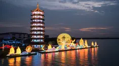 Lentera warna-warni ditampilkan dalam pameran lentera yang digelar untuk merayakan Festival Pertengahan Musim Gugur di Zhouzhuang, Kota Kunshan, Provinsi Jiangsu, China timur, pada 28 September 2020. Pameran lentera tersebut akan berlangsung selama satu bulan. (Xinhua/Yang Lei)