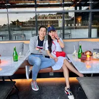 Enggak harus bergaya twinning untuk tampil matching bareng pasangan seperti Sandra Dewi dan suami, namun saat difoto tetap stylish dan serasi. Seperti tema sporty dalam foto ini, Sandra tampil dengan dress kaus dan suami pakai jeans dan hoodie. (Foto: Instagram @sandradewi88)
