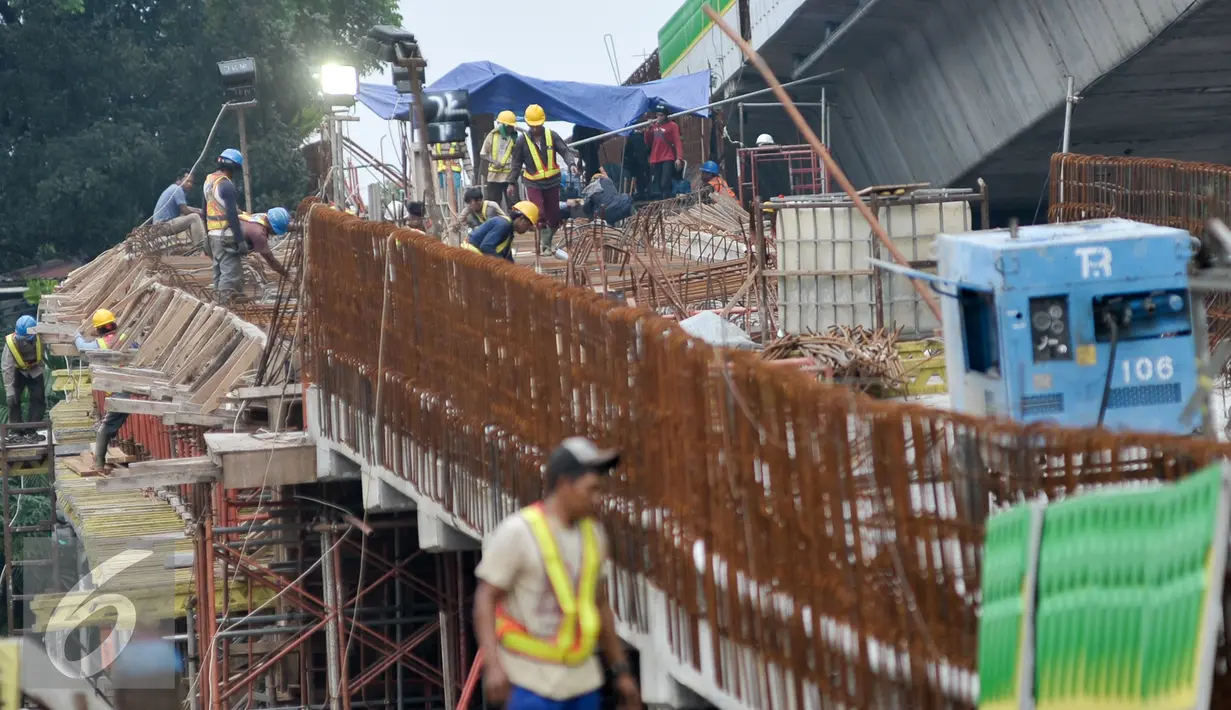 Proses pembangunan Jalan Layang Transjakarta Tendean- Ciledug memasuki tahapan akhir, Jakarta, Kamis (6/10). Jalan Layang Transjakarta Tendean - Ciledug yang memiliki panjang sekitar 9,3 km diperkirakan rampung akhir 2016. (Liputan6.com/Yoppy Renato)