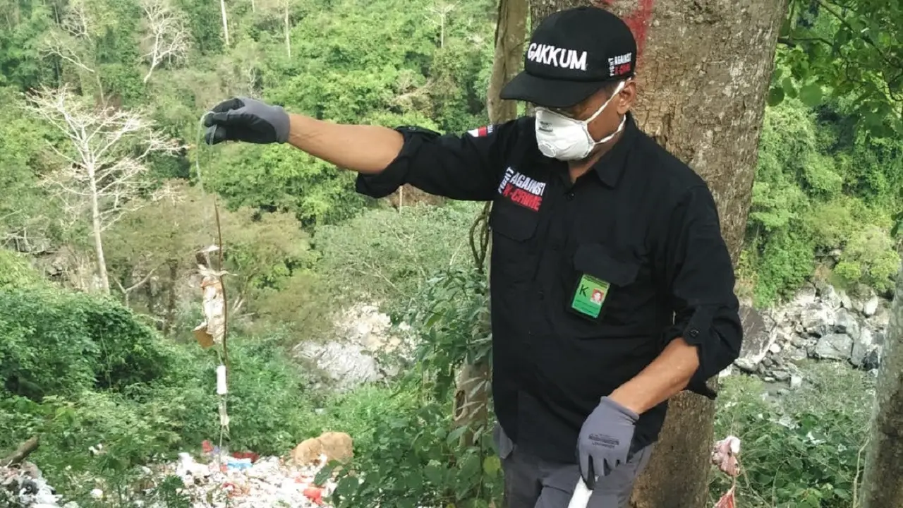 Penyidik Pegawai Negeri Sipil (PPNS) KLHK Sulawesi temukan tumpukan limbah medis B3 di kawasan pegunungan Camba, Kabupaten Maros, Sulsel (Liputan6.com/ Eka Hakim)