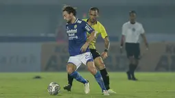 Marc Klok lagi-lagi mengancam gawang Pangeran Antasari di menit ke-33. Marc Klok mengirim umpan lambung ke arah Bashim Rashid yang menusuk ke kotak penalti. Bola memang masuk gawang, namun wasit menganulirnya karena off-side. (Foto: Bola.com/M Iqbal Ichsan)