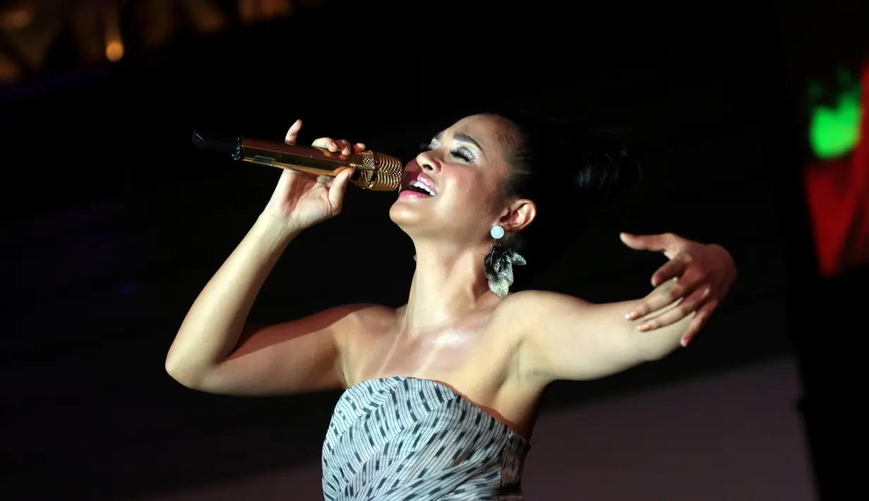 Teriakan penonton histeris saat Andien membawakan lagu-lagu hitnya. (Adrian Putra/Bintang.com)