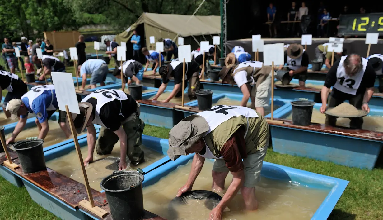Antusias para peserta bersaing mencari emas saat kejuaraan Dunia Gold Panning Dirk Mehlhorn di Zlotoryja, Polandia, 28 Mei 2016. Kejuaraan tahunan di dekat Sungai Kaczawa ini diikuti penggali emas profesional dari seluruh dunia. (Piotr HAWALEJ/AFP)