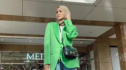 Penampilan kasual Olla Ramlan dengan celana jeans serta sling bag mini ini juga bisa dijadikan inspirasi. Blazer hijau yang dipakai olehnya pun membuat penampilannya terlihat lebih rapi dan menawan. (Liputan6.com/IG/@ollaramlan)