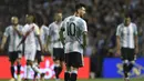 Penyerang timnas Argentina, Lionel Messi saat bertanding melawan Peru dalam pertandingan kualifikasi Piala Dunia 2018 di Buenos Aires, Argentina (5/10). (AFP Photo/Juan Mabromata)