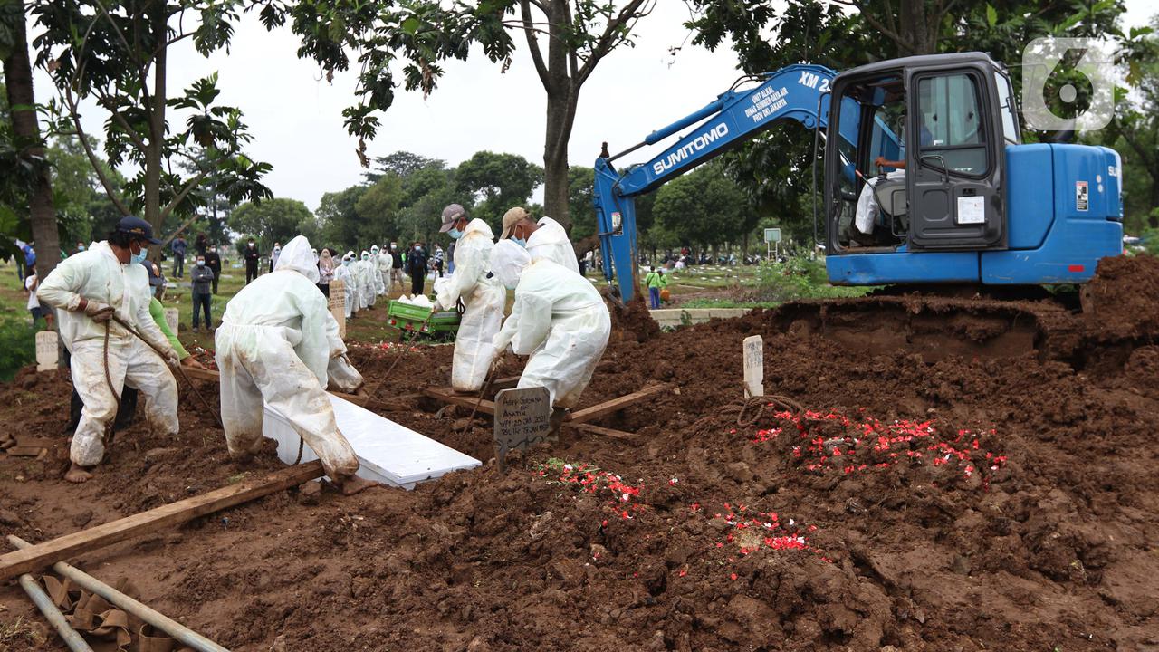 FOTO: Lokasi Pemakaman dengan Protokol COVID-19 di TPU Srengseng Sawah Hampir Penuh