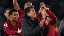 Pemain Liverpool Roberto Firmino memberi isyarat kepada penonton setelah pertandingan sepak bola Liga Inggris antara Leicester City dan Liverpool di Stadion King Power, Leicester, Inggris, Senin (15/5/2023). (Tim Goode/PA via AP)