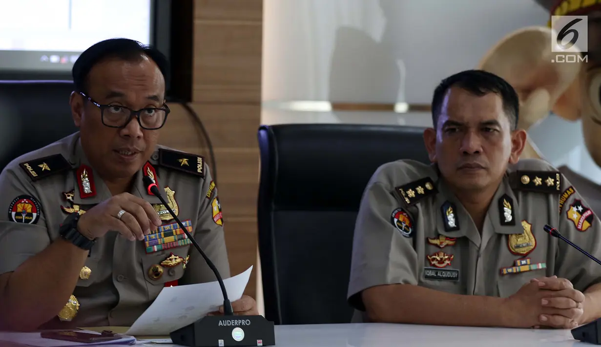 Kadiv Humas Mabes Polri Brigjen Dedi Prasetyo (kiri) memberi keterangan terkait kelompok teroris ISIS di Sumatera Barat, Mabes Polri, Jakarta, Selasa (23/7/2019). Polisi menyita 28 item sebagai barang bukti terkait penangkapan terduga teroris di Padang. (Liputan6.com/JohanTallo)