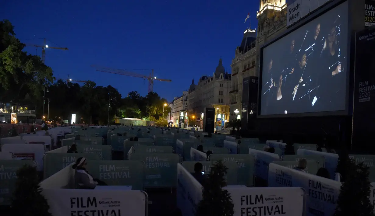 Para penonton menyaksikan opera Fidelio karya Beethoven dalam kotak-kotak terpisah selama Festival Film di Rathausplatz, Wina, Austria (4/7/2020). Festival Film di Rathausplatz, Wina, tahun ini dibuka pada Sabtu (4/7). (Xinhua/Guo Chen)